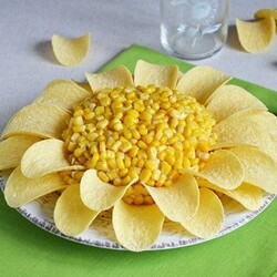 20 салатов с чипсами, которые разнообразят ваше меню