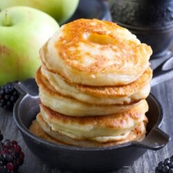 Рецепт оладушек на кефире, сметане, молоке, с дрожжами, мясом и луком