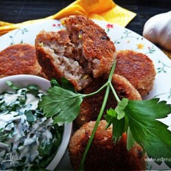 Гречневые биточки с чесноком. Ингредиенты: сметана, растительное масло для жарки, гречневые хлопья