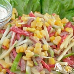 Салат из колбасы, сыра, огурца, яйца и кукурузы
