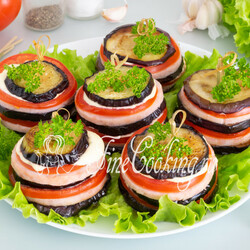 Башенки из баклажанов, ветчины и помидоров