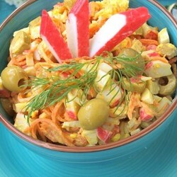 Салат с крабовыми палочками и оливками