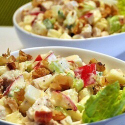 Салат с копченой курицей и грецкими орехами