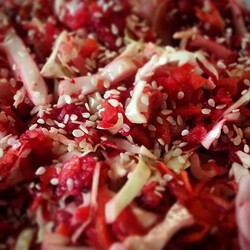 Салат из молодой капусты и свеклы с сельдереем