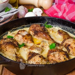 Куриные ножки с грибами в сливочно-винном соусе — рецепт с фото