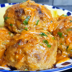 Сочные и очень вкусные ленивые голубцы с подливкой в духовке