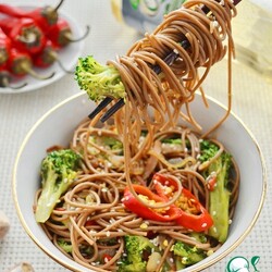 Соба с брокколи и беконом