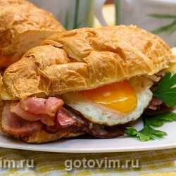 Круассаны с сыром, хрустящим беконом и жареным яйцом. Рецепт с фото