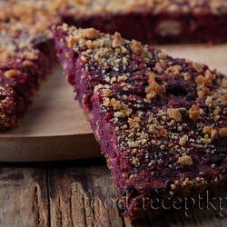 Свекольный пирог с яблоками