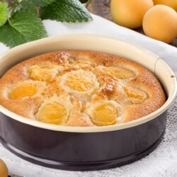 Шарлотка с абрикосами - рецепты в мультиварке и в духовке с яблоками, черешней, творогом и малиной