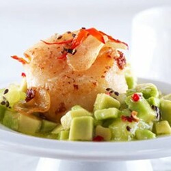 Салат из морских гребешков и авокадо