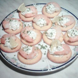 Канапе с креветками.