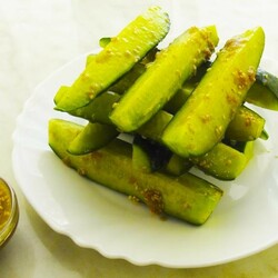 Закуска из огурцов - пикантная!