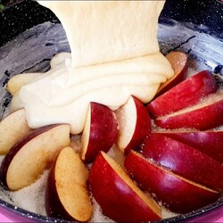 Выпечке все ровно быть, даже если сломалась духовка: яблочная шарлотка на сковороде (ВИДЕО)