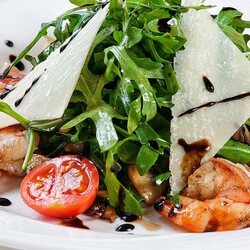 20 оригинальных салатов с креветками и рукколой