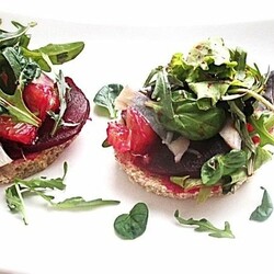 Салат из сельди и свеклы с апельсиновой заправкой. Ингредиенты: сельдь филе, свекла, апельсины