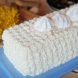 Десерт из сливочного сыра с персиками