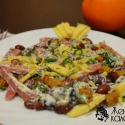 Салат с Кириешками, фасолью и колбасой