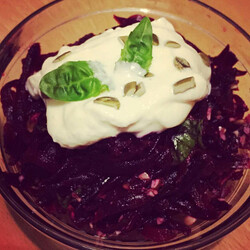 Салат из свеклы с тыквенными семечками и греческим йогуртом