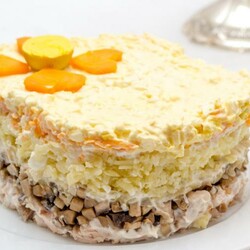 Слоеный куриный салат: 7 классических рецептов |