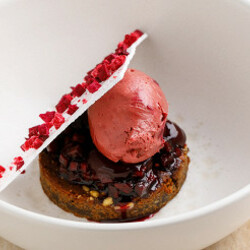 Брауни с шоколадно-свекольным ганашем и соусом из черной смородины. Рецепт