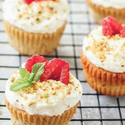 Фисташковые капкейки с малиновым соусом и сырным кремом - Это со вкусом!