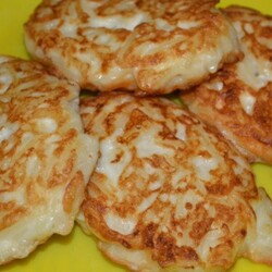 15 минут и готово: сытные оладьи из вермишели и сыра