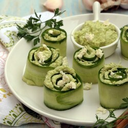 Роллы из огурцов с фетой и авокадо