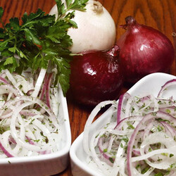 Салат с репчатым луком - рецепт приготовления в домашних условиях