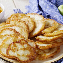 Оладьи из яблок - быстро и вкусно, рецепты на кефире, молоке и твороге