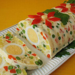 Салат-желе с овощами, ветчиной и яйцом