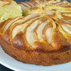 Пирог на кефире с грушами и яблоками – очень напоминает шарлотку, но еще вкуснее (ВИДЕО)-Одна Минута