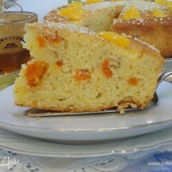 Апельсиновый кекс с курагой и кунжутом . Ингредиенты: курага, яйца куриные, сахар