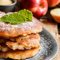 Пышные оладьи на кефире с яблоками - рецепты с манкой, изюмом, на дрожжах и с творогом