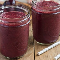 Смузи с семенами чиа и замороженной вишней