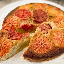 Пирог-перевертыш с красными апельсинами. Ингредиенты: ржаная мука, пшеничная мука, миндальная мука