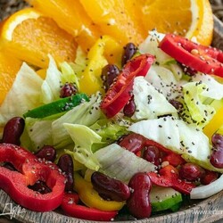 Салат с фасолью и апельсином. Ингредиенты: салат айсберг, огурцы, фасоль красная консервированная