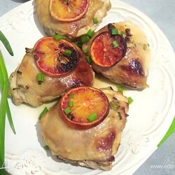 Куриные бедра в апельсиновом маринаде . Ингредиенты: апельсины красные, лимоны, лук зеленый