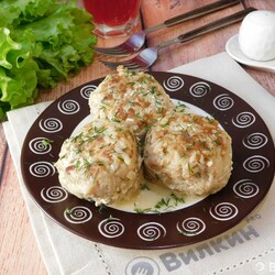 Тефтели с рисом в сметанном соусе - рецепт с фото пошагово