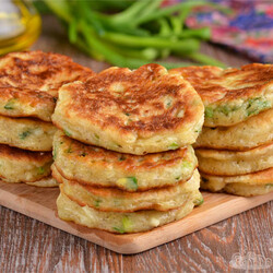 Оладьи на кефире с зеленым луком и яйцом - Совет да Еда