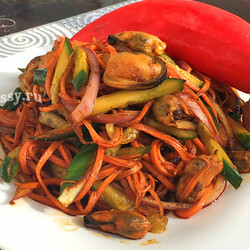 Салат с мидиями по-корейски (с морковью и свежими огурцами): рецепт пошагово