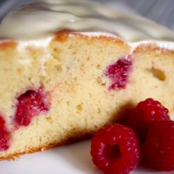 Пышный пирог с малиной на раз, два, три: все смешали, добавили ягоды и в духовку