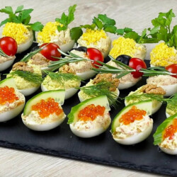 Удивит всех. Небанальная закуска на Новый год: фаршированные яйца с 4-мя оригинальными и вкусными начинками