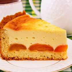 Пирог с абрикосами и творогом