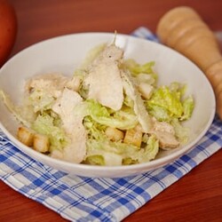 Салат «Цезарь» с припущенной куриной грудкой «Петелинка»