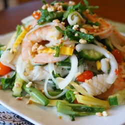 Салат с креветками и кальмарами: 9 праздничных рецептов |