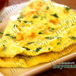 Пышный омлет с молоком на сковороде