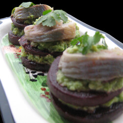 Закуска из свеклы,авокадо и сельди.