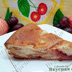 Шарлотка с яблоками и сливой