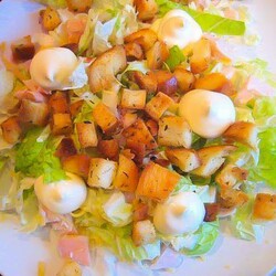 «Цезарь» с копченой курицей